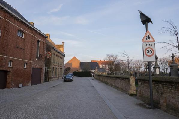 De voorbije twee jaar onderging het dorpscentrum van Reningelst een ware metamorfose zoals de vernieuwde Pastoorstraat.© MD