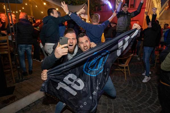 Supporters vieren de 17de landstitel van Club Brugge.©KURT DESPLENTER BELGA