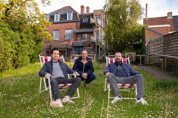 Dries Dekeersgieter, Steve Van de Cappelle en Bart Vanmaele van de Facebook-community Lichtervelde Koopt LOKAAL: “Vanaf deze week zetten we op twee locaties een stoel.”© (Foto Kurt)