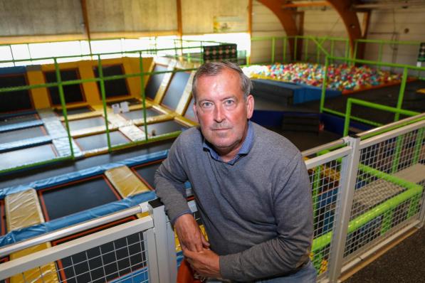 Francis Goethals van het trampoline- en speelpark Jumplay snakt naar de volledige heropening van zijn zaak.© (Foto Peter Maenhoudt)