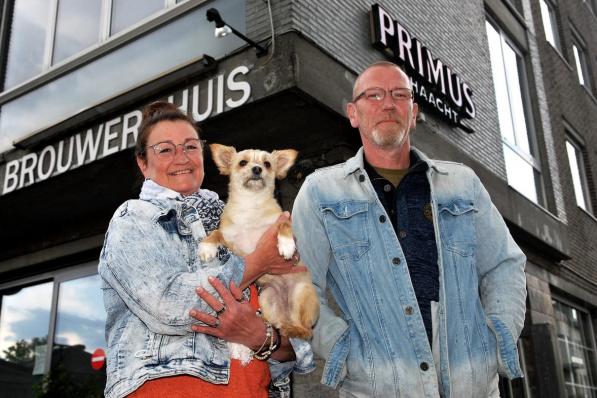 Johan, Maureen en hun hondje Zoef openen hun ‘Brouwershuis’ pas op 9 juni. (foto JF)