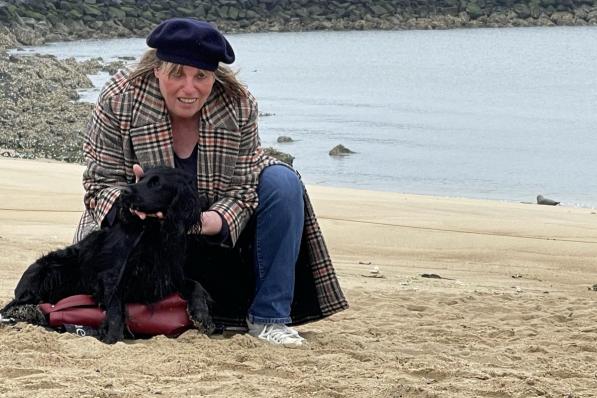 Frieda wil graag dat honden opnieuw toegelaten worden zonder leiband op het Klein Strand. (foto JRO)©Jeffrey Roos