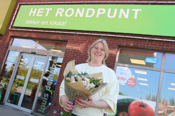 Eva helpt minder mobiele of zieke klanten met hun boodschappen.© foto mlt