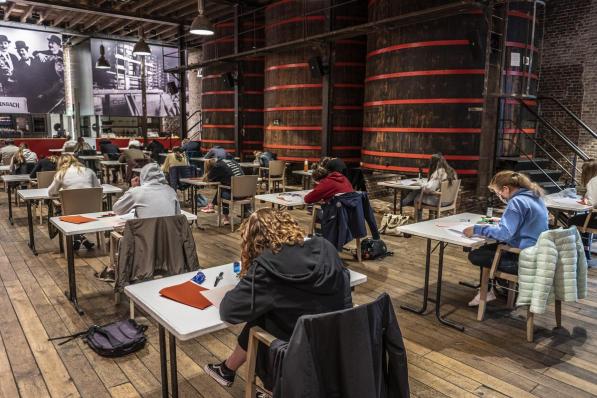 Examens VIVES gaan door in brouwerij Rodenbach in Roeselare.© Stefaan Beel