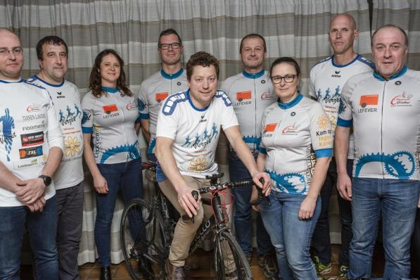 Op de foto de bende van Wielertoeristenclub ”’t Groot Verzet” uit Sint-Elooiswinkel : Steven Soens, Dries Vuylsteke, Natascha Cottyn, Stefaan Wallays, op de fiets Nico Vandemoortele, Tom Decock, Pia Dewulf, Gino Provost en Krist Vandendriessche.© (Foto JS)