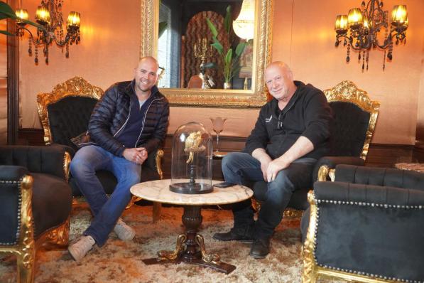Kevin en Roland in één van de knap ingerichte salons van Bar Jacqi.© foto Luc