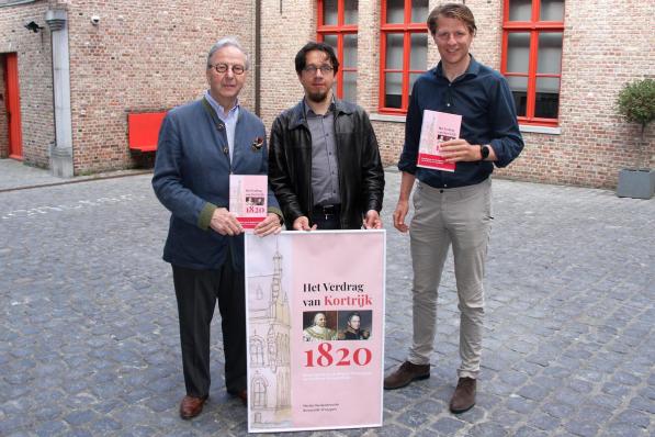 Bernard D’heygere en Martijn Vandenbroucke stelden hun boek ‘Het Verdrag van Kortrijk’voor.© JVGK