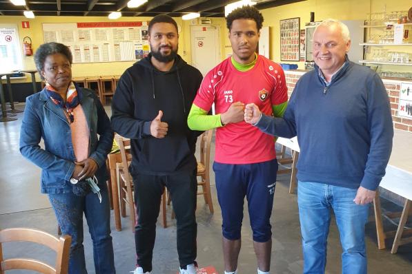Natanael Bonjean beklinkt met een vuistje met sportief manager Patrick Rotsaert zijn transfer naar Winkel Sport. Links zie je de ouders van Natan. (gf)