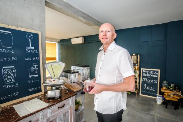 Donal Riordan baat sinds 2019 de kruidenierszaak Modest in Oostende uit.©Benny Proot