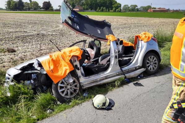 De vrouw moest uit haar wagen bevrijd worden.© BF