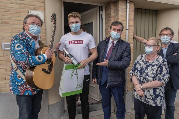 Guillaume Mahieu samen met Marijn Devalck, burgemeester Kris Declercq, schepen Henk Kindt en Rita Vanacker die haar buurjongen genomineerd heeft. (foto SB)© Stefaan Beel