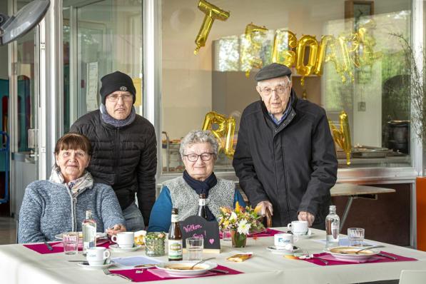 Erika Denijs, Marino Kimpe, Mariette Descheemaeker en Marcel Cappelle zijn gezellig aan het tafelen in het sociaal restaurant Te Goare.© (Foto JCR)