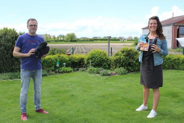 Directeur Luc Vanbeselaere en ouderraadvoorzitster Alexandra Latruwe, die de superlekkere Picon presenteert.© (Foto RB)