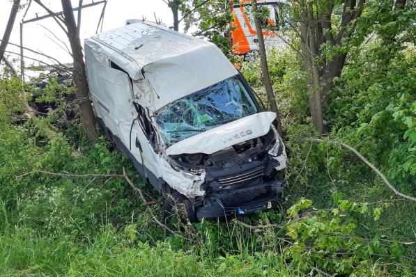 De bestelwagen belandde in de struiken langs de E403.© BF