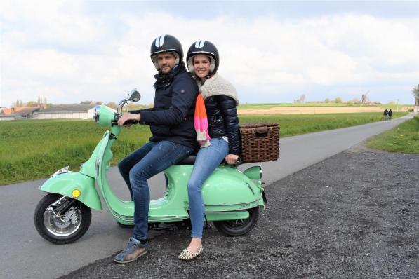 Nicolas Vannieuwenhuyze en Céline Desmet op een van hun e-scooters op de grens van Dentergem en Tielt.©TOM VAN HOUTTE