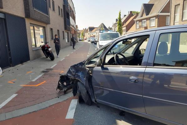 De motorrijder liep meerdere breuken op.© BF