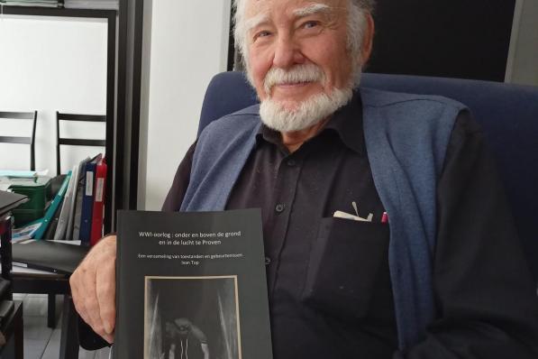 Auteur Ivan Top met zijn recentste boek.© MD