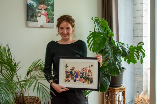 Het familieportret dat Emma Joye voor haar mama tekende dook onverwacht op als kaart in de Wevelgemse Bib. (foto SLW)©Stefaan Lernout