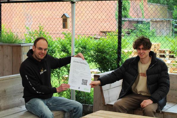 Bestuurslid Jordy Spyt (links) en één van de drie kunstenaars Ian Remy op het terras van het Jeugdhuis Jakkedoe in Desselgem. (foto GDW)