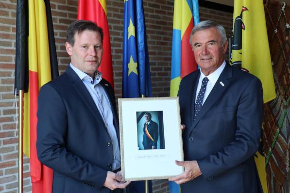 Huidig burgemeester van Wingene Lieven Huys en oud-burgemeester Hendrik Verkest.© (Foto GF)