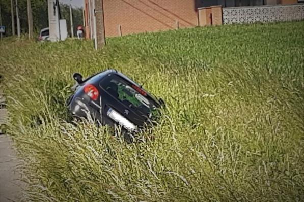 De wagen gleed in de gracht.© BF