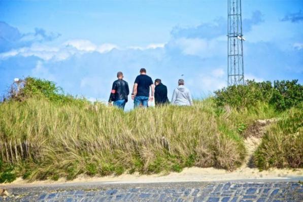 Speurders op zoek naar het lichaam van Solange Hennaert in de duinen. (DJ)