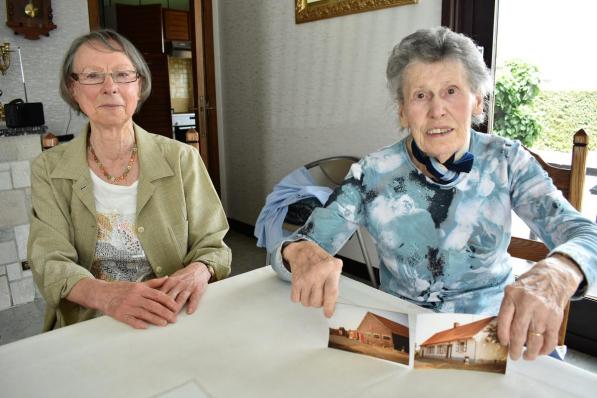 Anne-Marie Geeroms en Leona Denolf, die een foto van de ouderlijke hoeve op de Neerhoek toont.©TOM VAN HOUTTE foto TVW