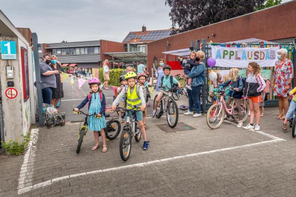 De fietsende leerlingen van ‘t Nieuwland werden getrakteerd op een hartelijk applaus.©WMe by Wouter Meeus foto WME