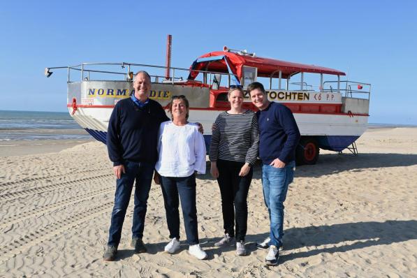 Na tien jaar houdt de familie Vandewalle hun amfibieboot op het droge. “Met pijn in het hart door de historische achtergrond en het unieke karakter van de boot, maar we blikken tevreden terug op het plezier dat zovelen samen met ons aan boord hebben beleefd.” (foto WVH)