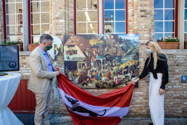 Burgemeester Joachim Coens en initiatiefneemster Stefanie De Regel presenteerden woensdag het Walking Museum voor.© Davy Coghe