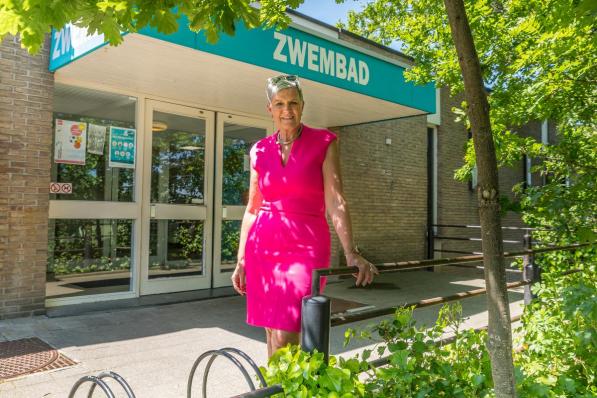 Hedwig Verdoodt is de toekomst van het zwembad aan het bekijken.©Wouter Meeus foto WME