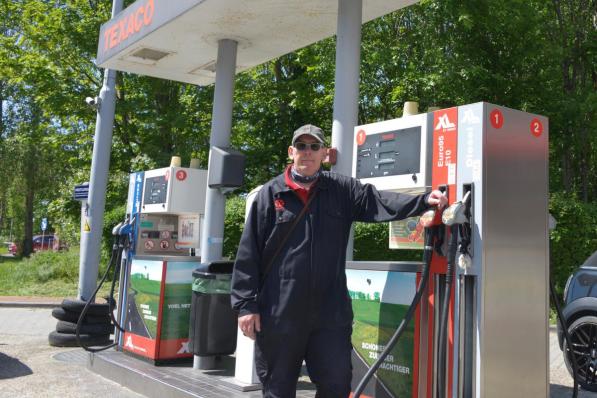 Eddy de Vos in zijn Texaco tankstation: “Met regen en wind blijven de mensen lekker in de wagen terwijl wij de brandstoftank met veel liefde vullen.”© DM