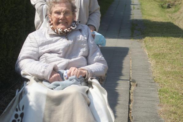 Denise Carpentier en haar 93-jarige mama Angèle Dezwarte zijn twee van de vele gebruikers van de Lovoetweg.© (Foto AB)