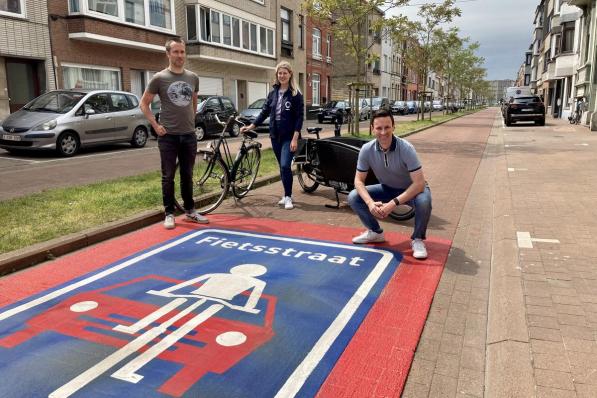 Fietsambtenaar Kevin Jonckheere, mobiliteitsambtenaar Joyce David en schepen Björn Anseeuw in de fietsstraat in de Leffingestraat.© GLO