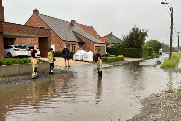 De Erkegemstraat in Oostkamp kwam op verschillende plaatsen blank te staan.© JVM