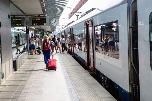 Er wordt geëxperimenteerd met reservaties voor treintickets naar en van de kust.© Davy Coghe