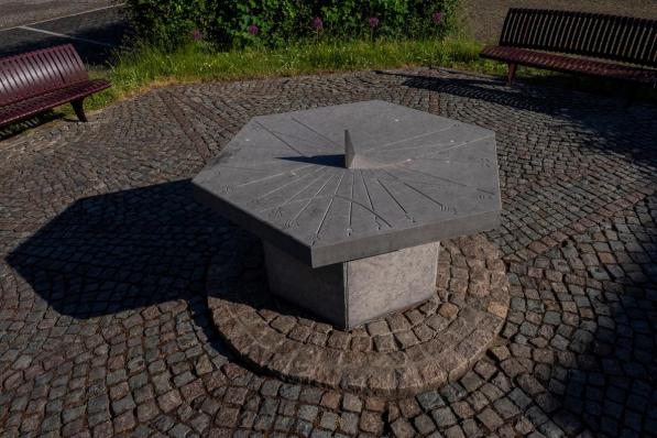 Op het Burgemeester de Sagherplein wordt donderdag de vernieuwde zonnewijzer ingehuldigd.© MD