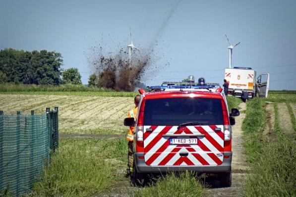 De bom werd gecontroleerd tot ontploffing gebracht in de velden net buiten het Gemeenhof.© CLL