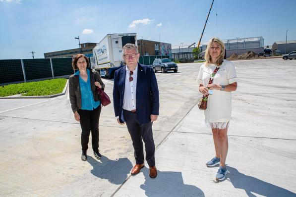 Waarnemend ingenieur Marijke Vrielinck, burgemeester Dirk De fauw en schepen Mercedes Van Volcem bij de officiële opening van de nieuwe vrachtwagenparking aan de Lodewijk Coiseaukaai.© Davy Coghe