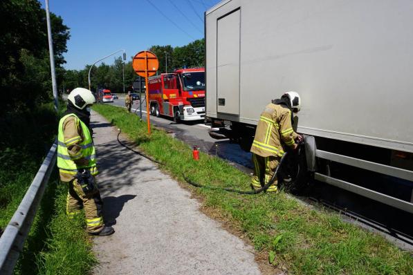 Toegesnelde brandweerlieden zorgden voor extra verkoeling rond de wielen van de vrachtwagen.© CLL
