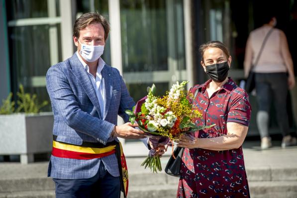 Kristel Vanmolecot kreeg bloemen van burgemeester Vanderjeugd.© JOKE COUVREUR