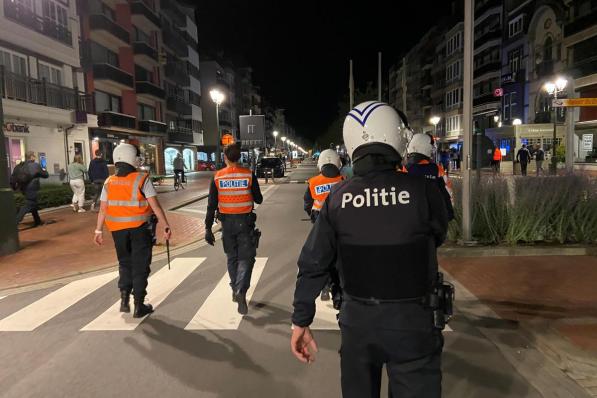 Knokke-Heist is beter voorbereid op eventuele problemen met Nederlandse tieners, zo zullen de politieagenten bodycams dragen.© MM