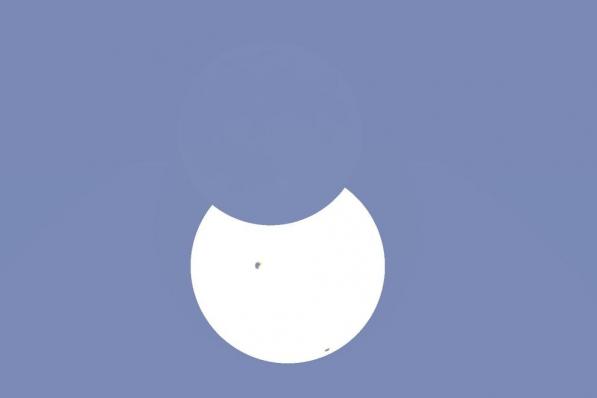 De cirkelvormige schaduw van de maan beweegt zich over het aardoppervlak.