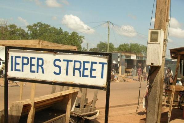 De hoofdstraat in de Ghanese stad werd er naar Ieper genoemd. (Foto Vera Lannoo)