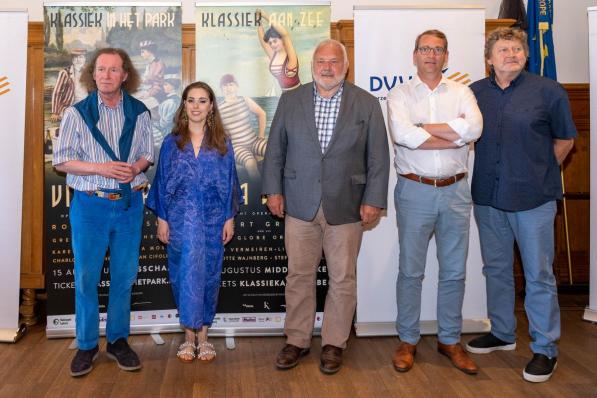Maestro Robert Groslot, Lisa Mostin, burgemeester Jean-Marie Dedecker, schepen Tom Dedecker en Carl Huybrechts.© (Foto LC)