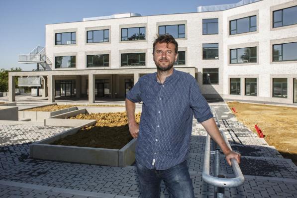Een zeer tevreden directeur Wim Vandorpe poseert voor zijn nieuwe school. Laat 1 september maar komen!© (Foto JS)