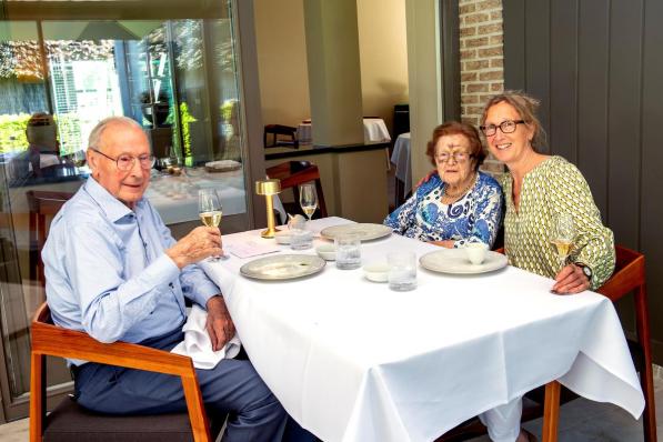 Annemie (60) geniet na een lange lockdown van een culinair verjaardagsetentje met haar ouders Jozef (89) en Jozefa (91) in La Durée.© Joke Couvreur