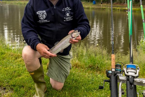 Dirk Vanhecke voelt zich in zijn sas met een vislijn in de buurt.©Wouter Meeus foto WME