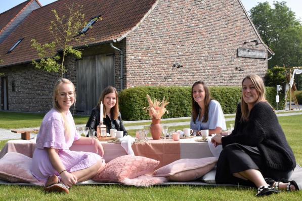 Sigrid Gaudissabois, Fran Lambert, Sharon en Laurien Verwilst aan een picknicktafel zoals ook hun gasten ze zullen gepresenteerd krijgen.©TOM VAN HOUTTE foto TVW
