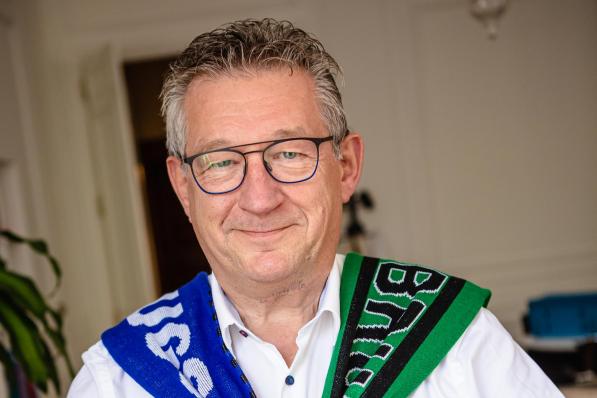 De Brugse burgemeester Dirk De fauw getooid in de kleuren van Club én Cercle.© Davy Coghe